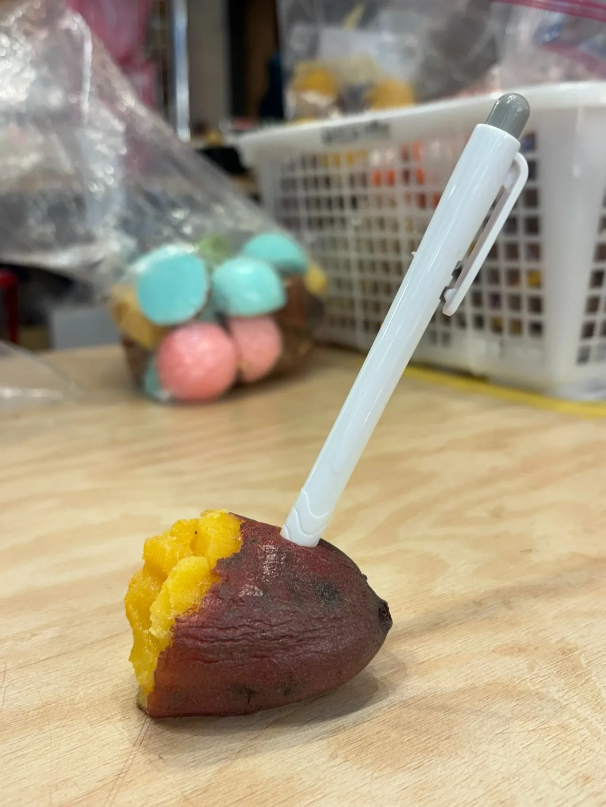 半分こした「焼き芋のペン立て」がシュールで可愛い！🍠