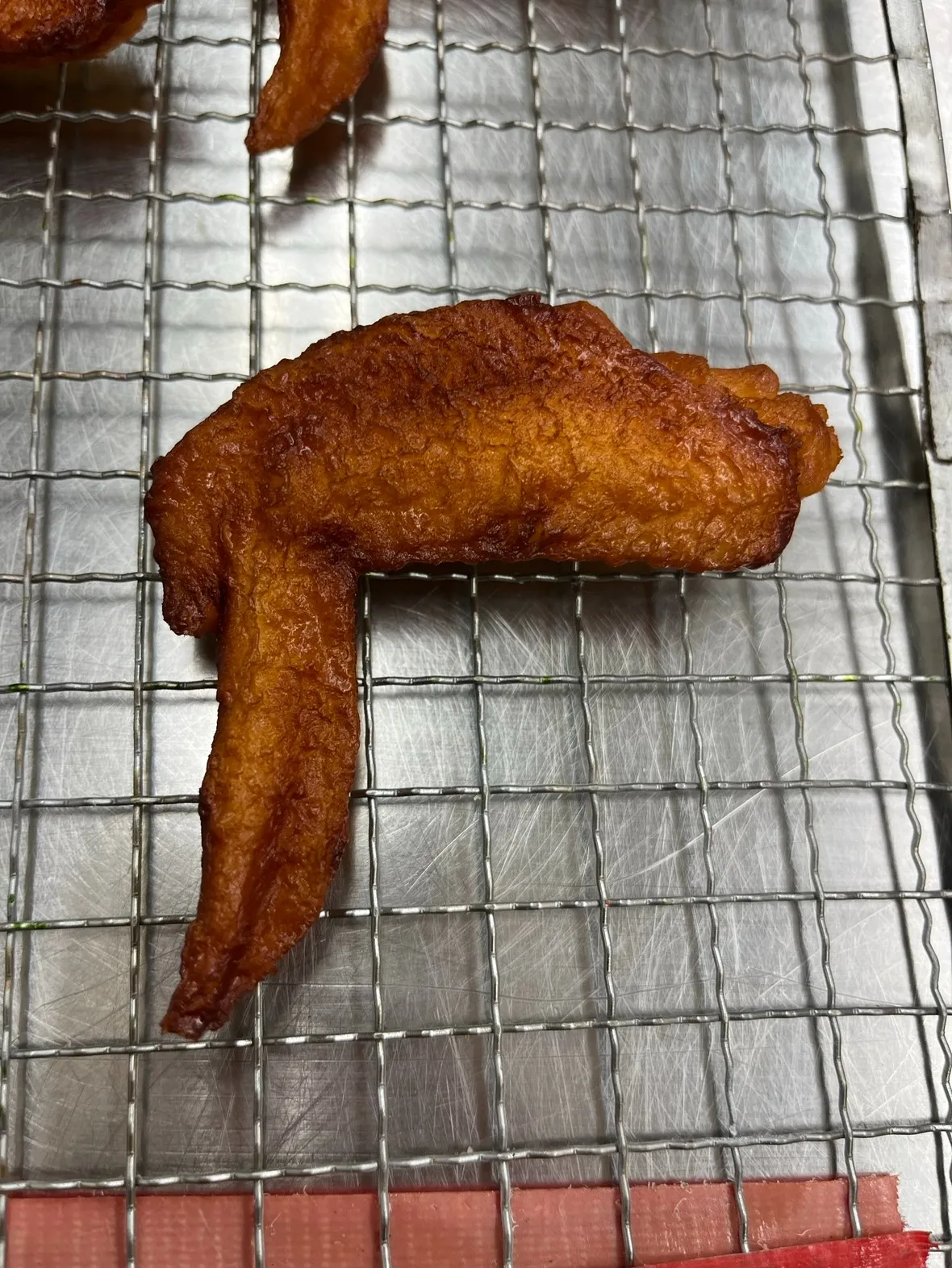 【飯テロ注意】カリッとジューシー！「手羽先」も揚げたてです🍗✨