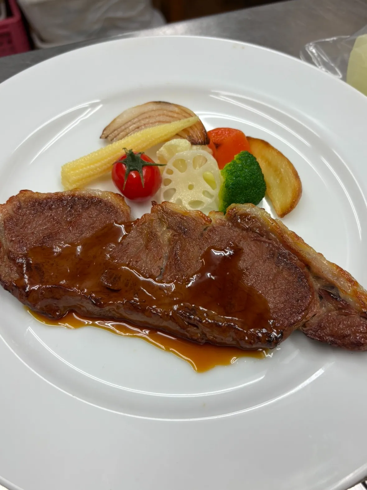 お肉のジュージュー音が聞こえそう！？オーダーメイドのステーキが完成🍖✨