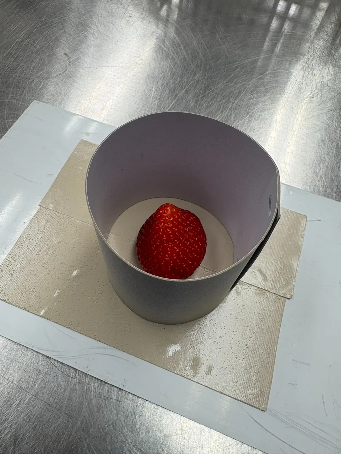 高級いちごをシリコンに閉じ込めちゃいます🍓🛠️