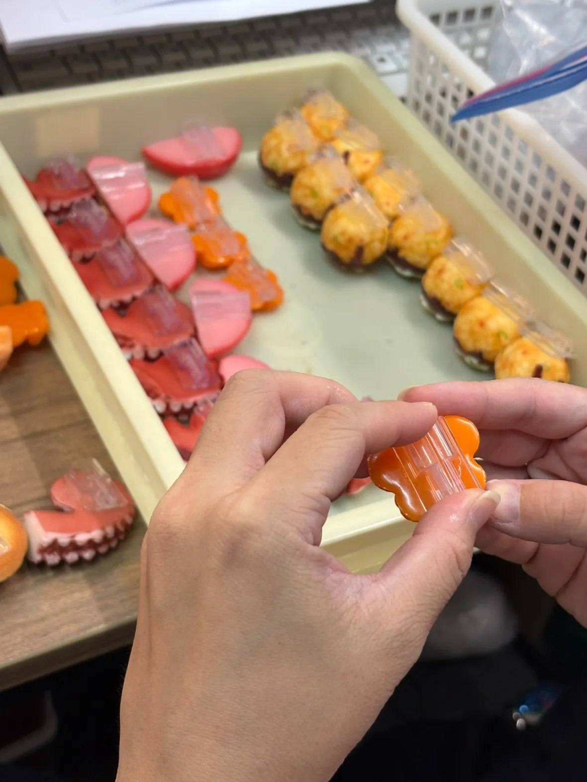たこ焼きにタコも！？大人気「充電ケーブルカバー」の新メンバーを心を込めて手作り中🐙🍊