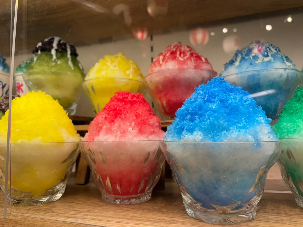 お店にずらーーっと大集合！見てるだけで涼しくなる、カラフル可愛い「かき氷」販売中🍧✨