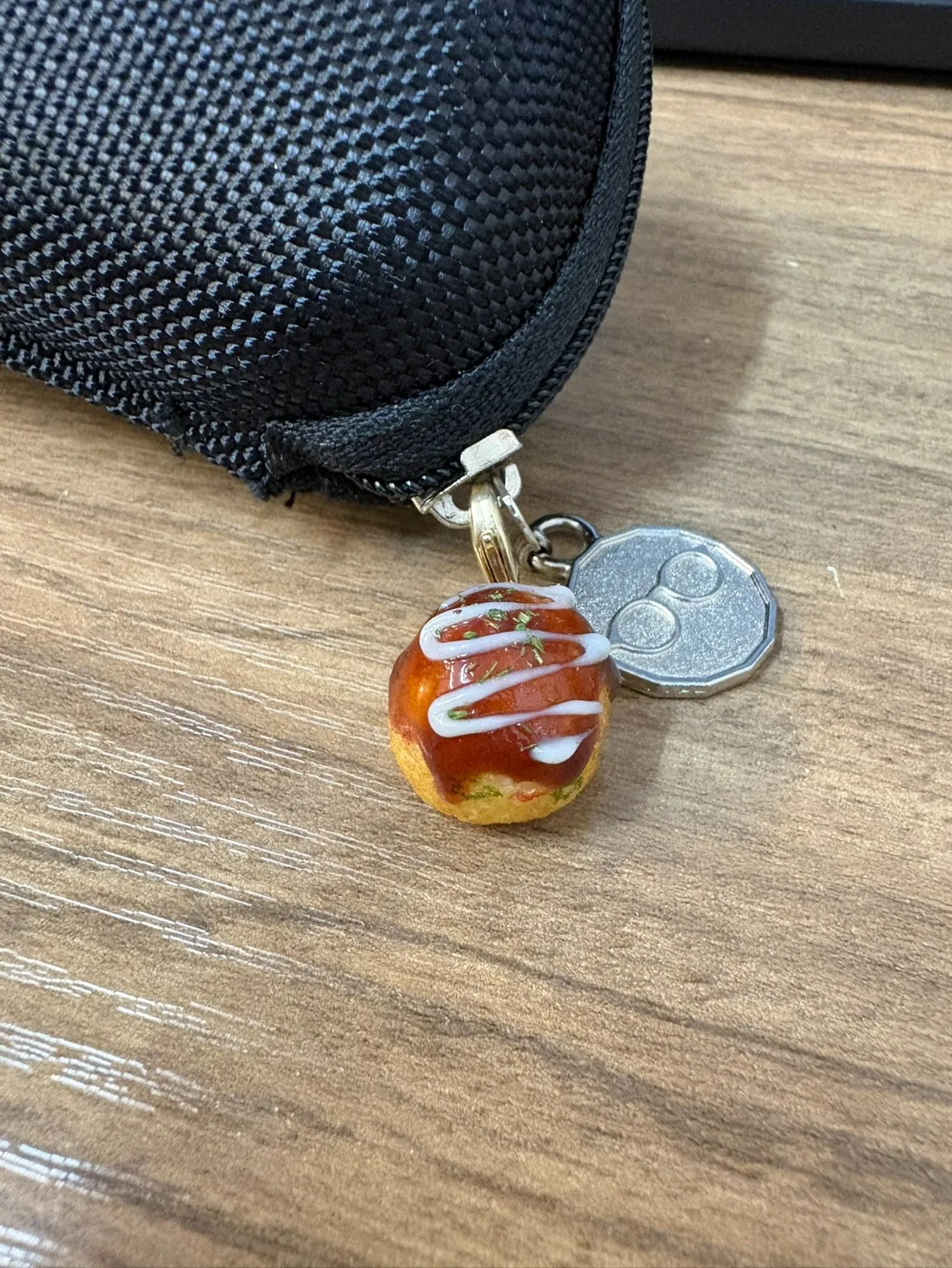 サイズ感がたまらん♡店長愛用のメガネケースに“ちっちゃなたこ焼き”を乗せちゃいました！