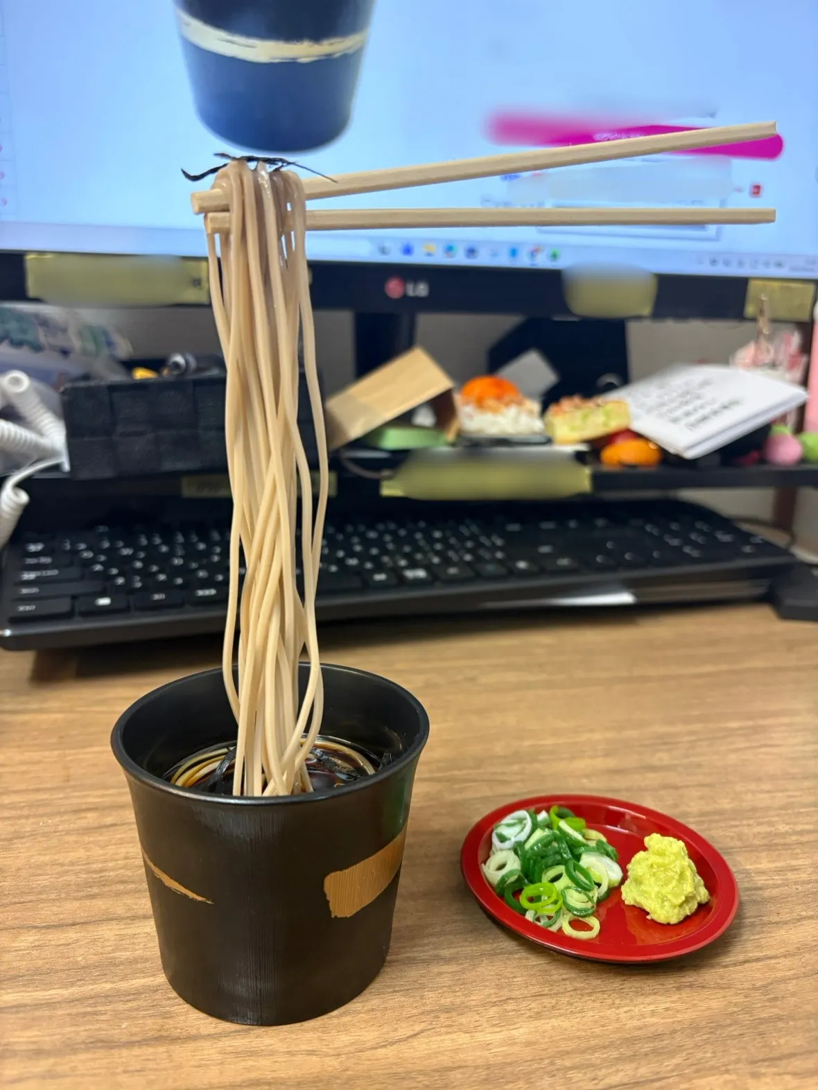 【店舗限定で新登場✨】宙に浮く！？インパクト抜群な「フライング蕎麦」＆薬味皿を要チェック！
