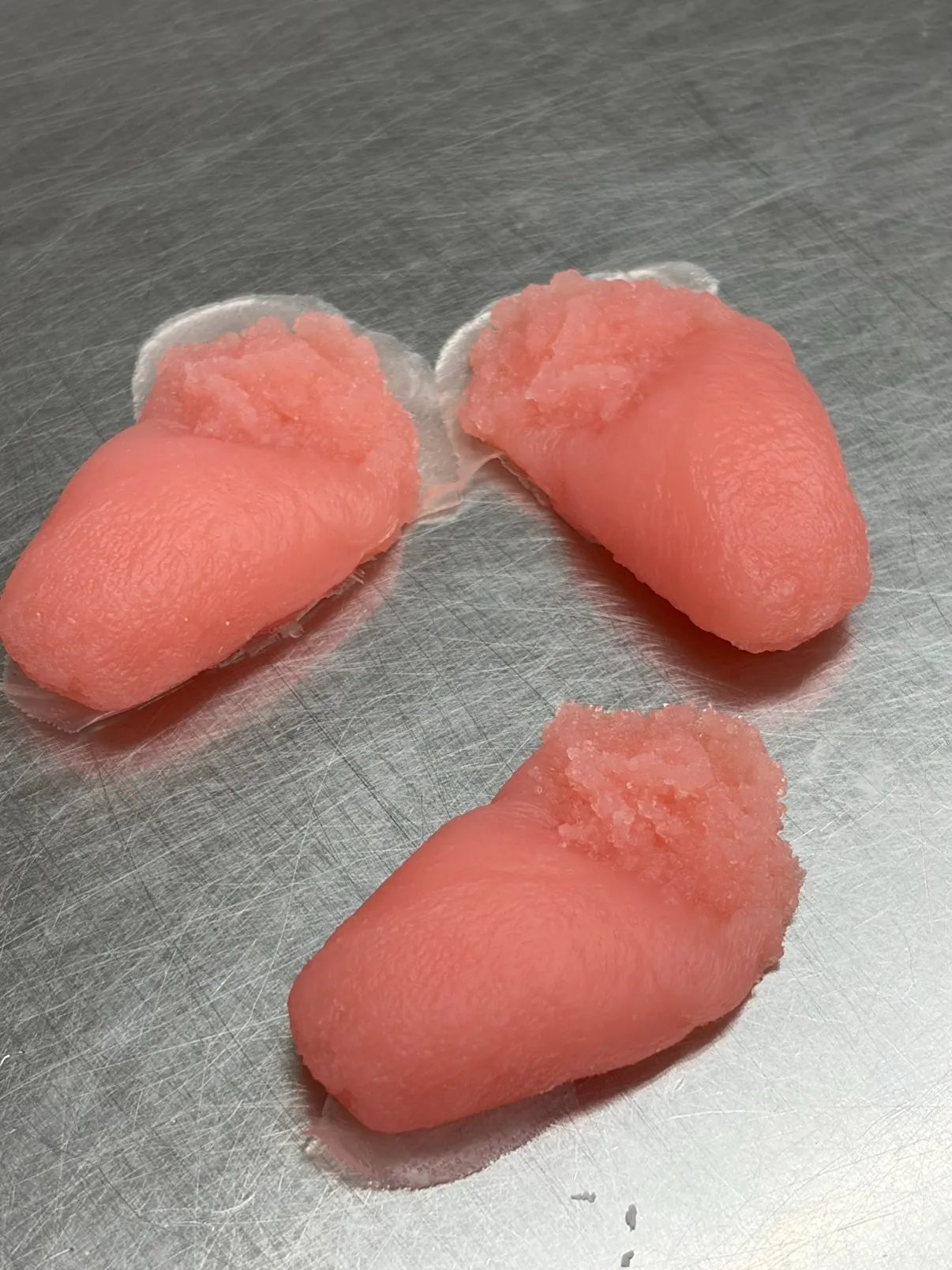 【1本の筋に愛を込めて♡】本物そっくりの質感！手作業でリアルさをプラスする「たらこ」制作風景♪