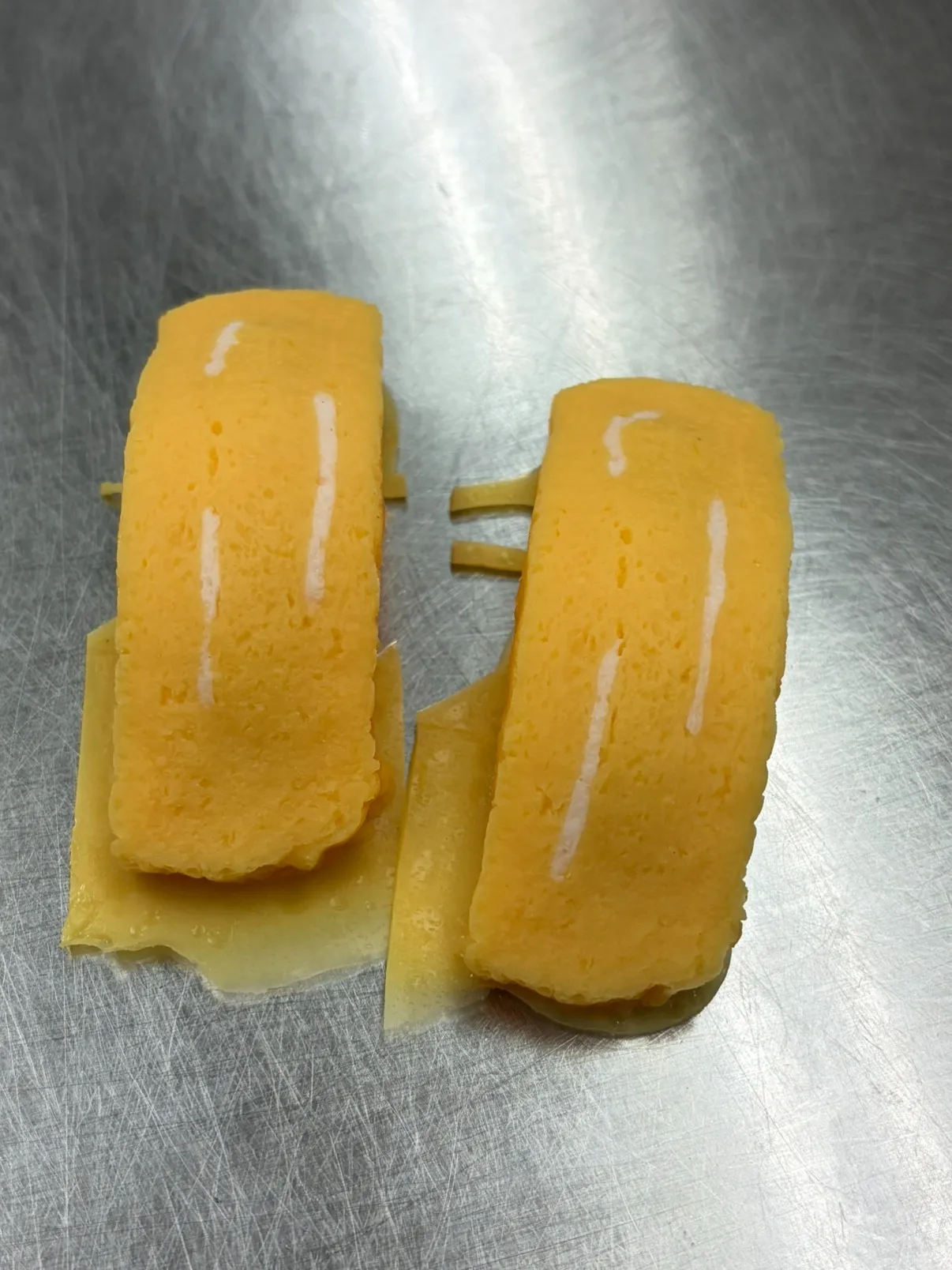 【職人の仕込み現場✨】これから香ばしい焼き色をプラス！お寿司の「玉子ネタ」制作風景を激写！