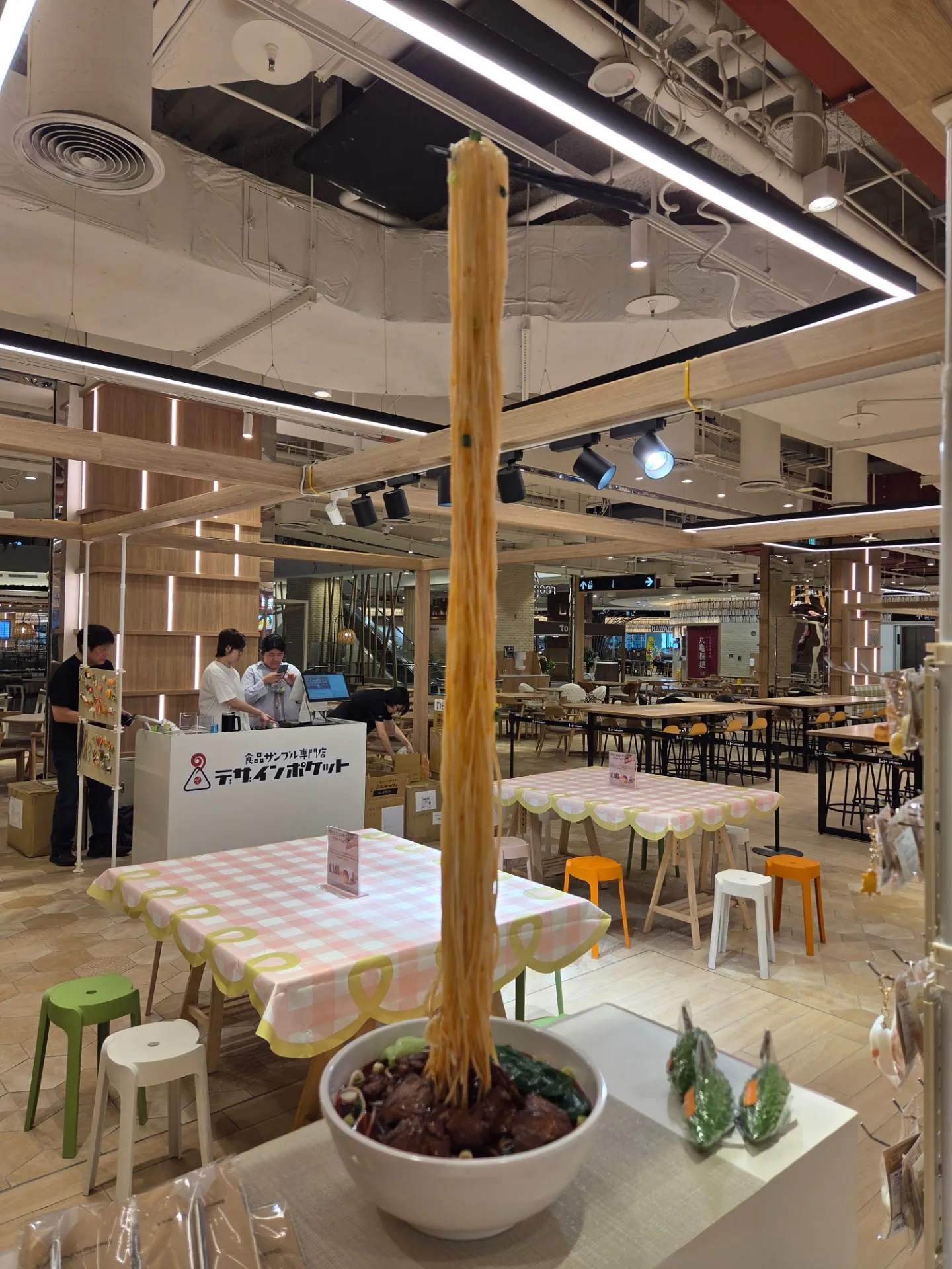 【台湾レポート第2弾】まるで魔法！？天井まで伸びる麺＆鍋を振れる体験型サンプルをご紹介！