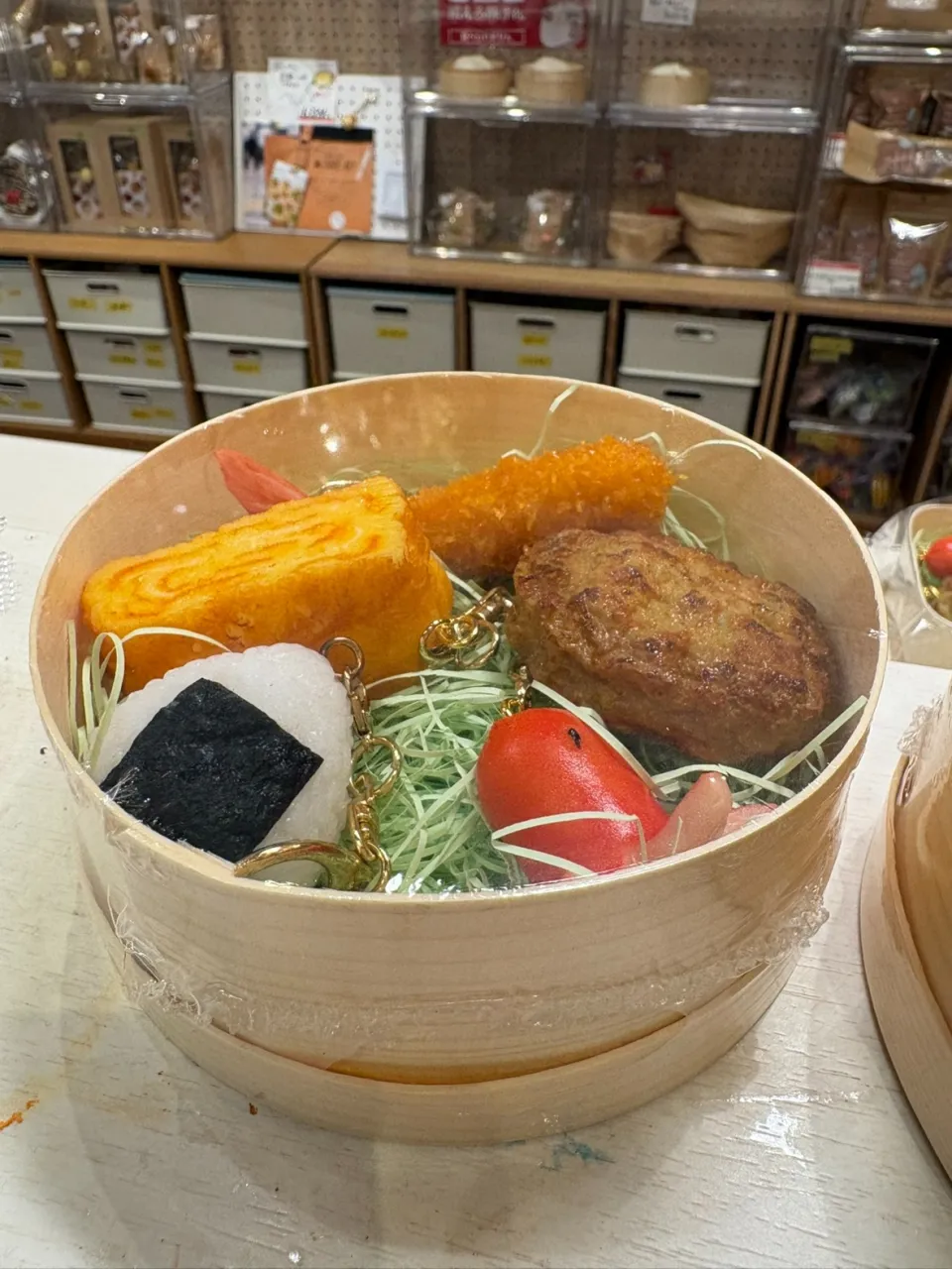 【店舗限定&超お得✨】キーホルダー5つ入り!「店長気まぐれわっぱ弁当」が豪華すぎる♪🍱